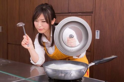 台所で料理を始めている女性